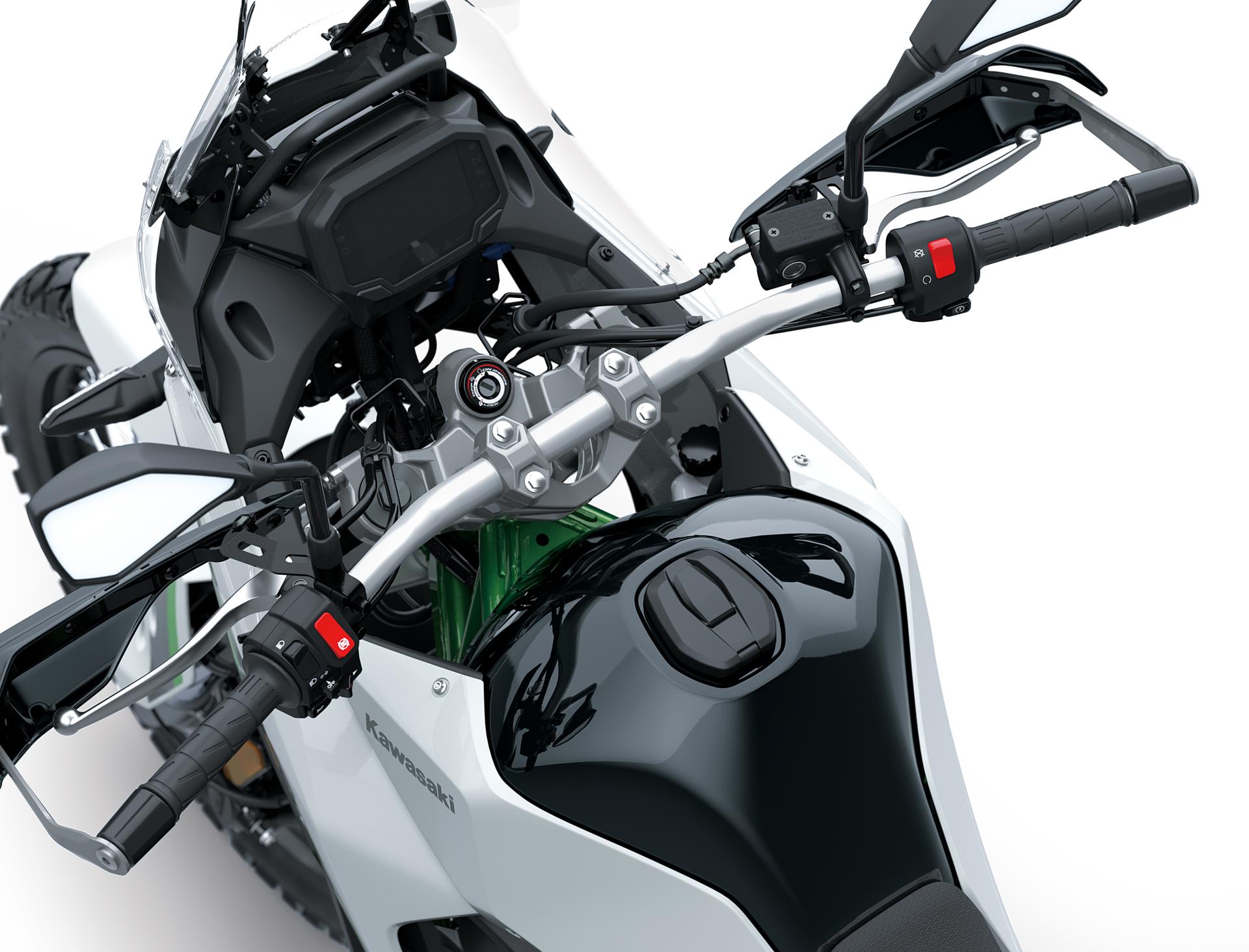 Kawasaki KLE500 SE 2026 — posición de conducción erguida y controlada